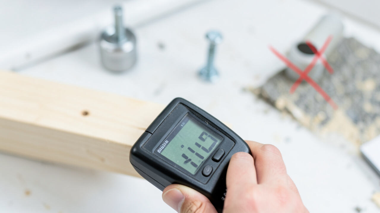 How to Properly Use a Moisture Meter (Placement Best Practices)